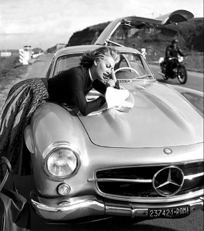 Gorgeous Sophia Loren and her Mercedes-Benz 300SL Gorgeous Sophia Loren and her Mercedes-Benz 300SL