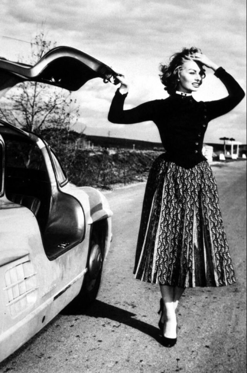Gorgeous Sophia Loren and her Mercedes-Benz 300SL Gorgeous Sophia Loren and her Mercedes-Benz 300SL