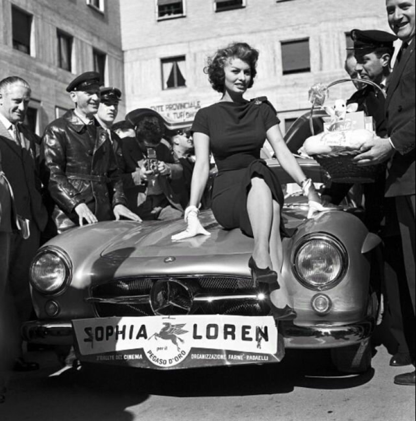 Gorgeous Sophia Loren and her Mercedes-Benz 300SL Gorgeous Sophia Loren and her Mercedes-Benz 300SL