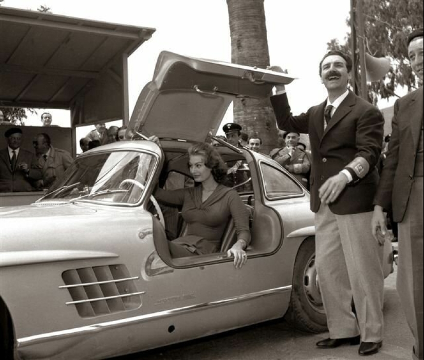 Gorgeous Sophia Loren and her Mercedes-Benz 300SL Gorgeous Sophia Loren and her Mercedes-Benz 300SL