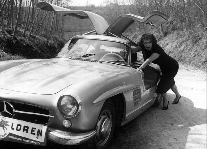 Gorgeous Sophia Loren and her Mercedes-Benz 300SL Gorgeous Sophia Loren and her Mercedes-Benz 300SL