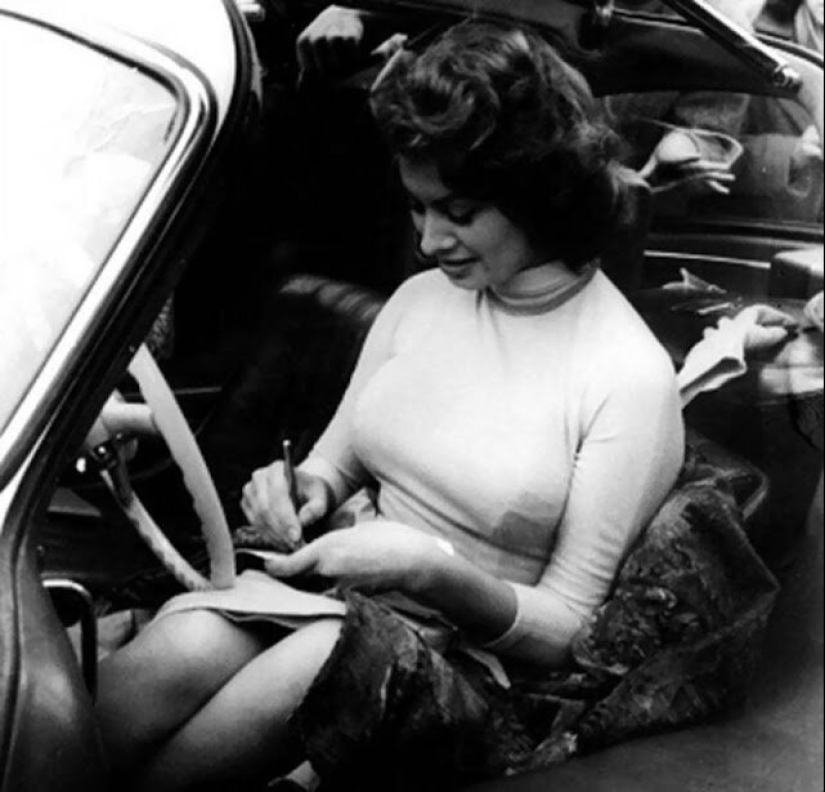 Gorgeous Sophia Loren and her Mercedes-Benz 300SL Gorgeous Sophia Loren and her Mercedes-Benz 300SL