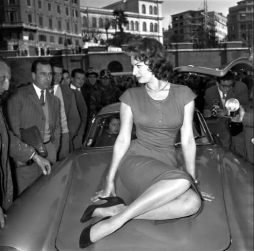 Gorgeous Sophia Loren and her Mercedes-Benz 300SL Gorgeous Sophia Loren and her Mercedes-Benz 300SL