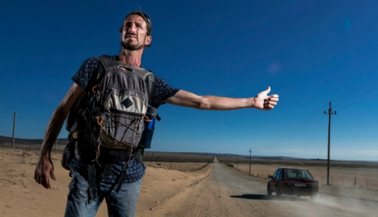 Guía del autoestopista galáctico para el planeta: la historia de un rebelde, viajado por el mundo entero en señal de protesta
