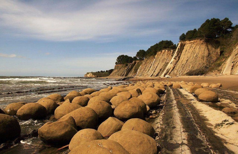 Gulpiyuri and 15 of the most unusual beaches of the world