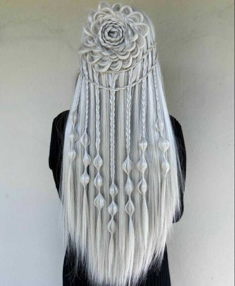 Hairdresser transforms his clients in the heroines of fantasy worlds