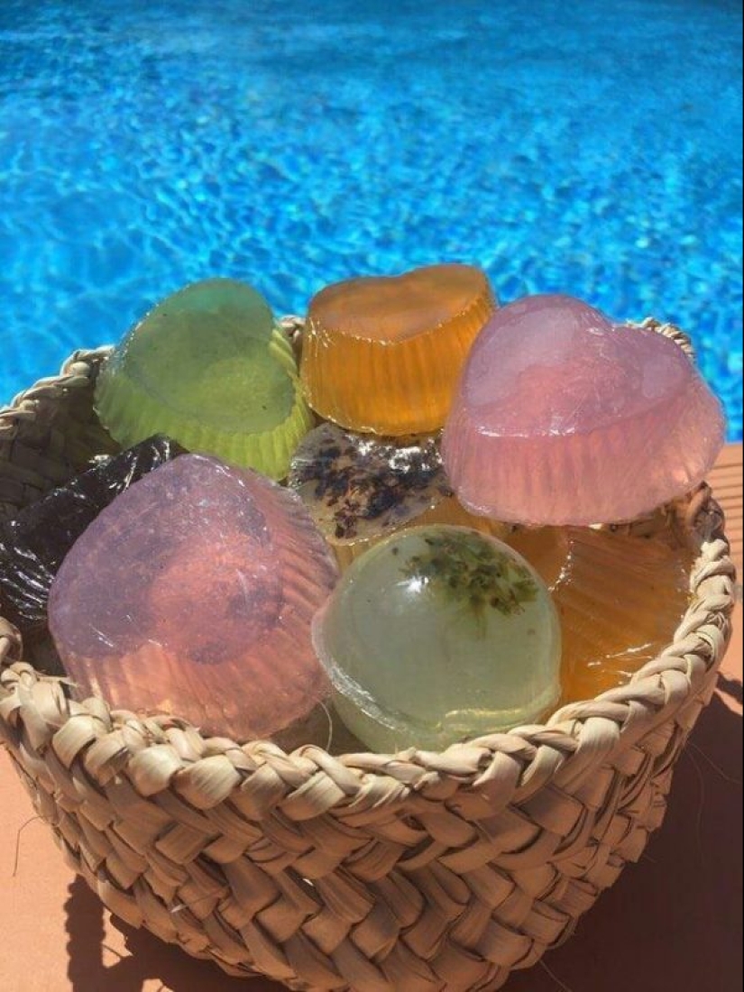 Hanging pear you cannot eat it: 25 inedible items that look too appetizing