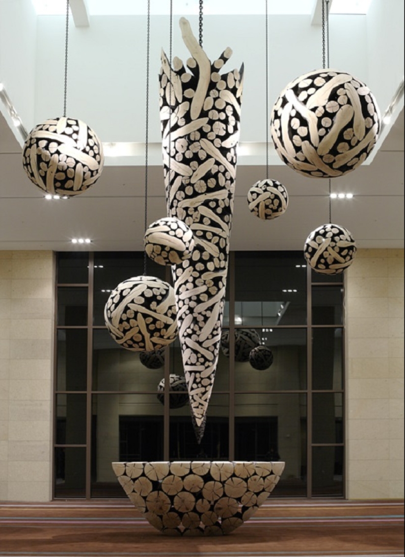 Hay hierba en el patio, leña en la hierba Hay hierba en el patio, leña en la hierba