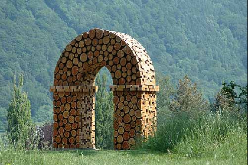 Hay hierba en el patio, leña en la hierba Hay hierba en el patio, leña en la hierba