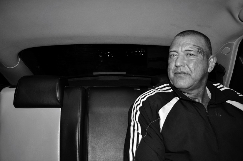 He sees the taxi driver? He sees the taxi driver?