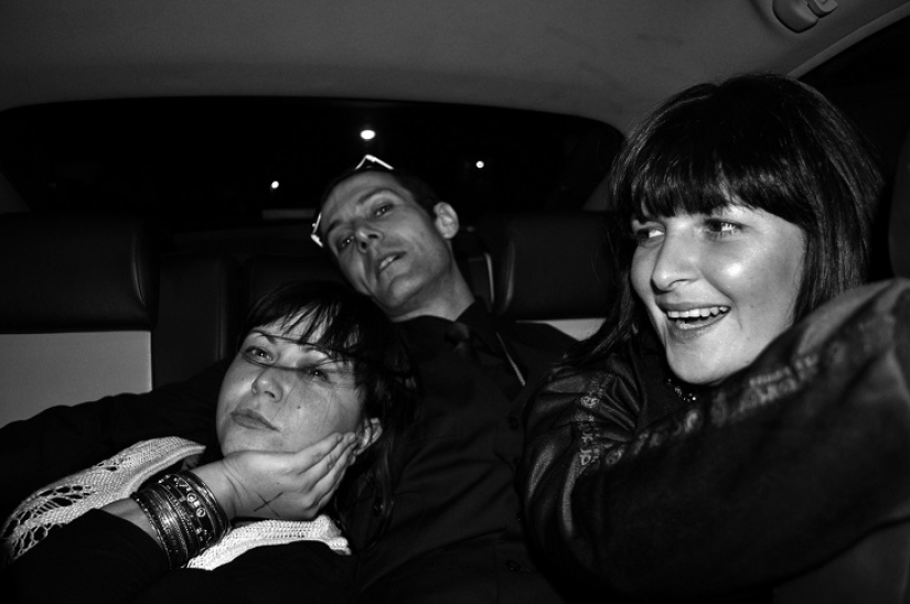 He sees the taxi driver? He sees the taxi driver?