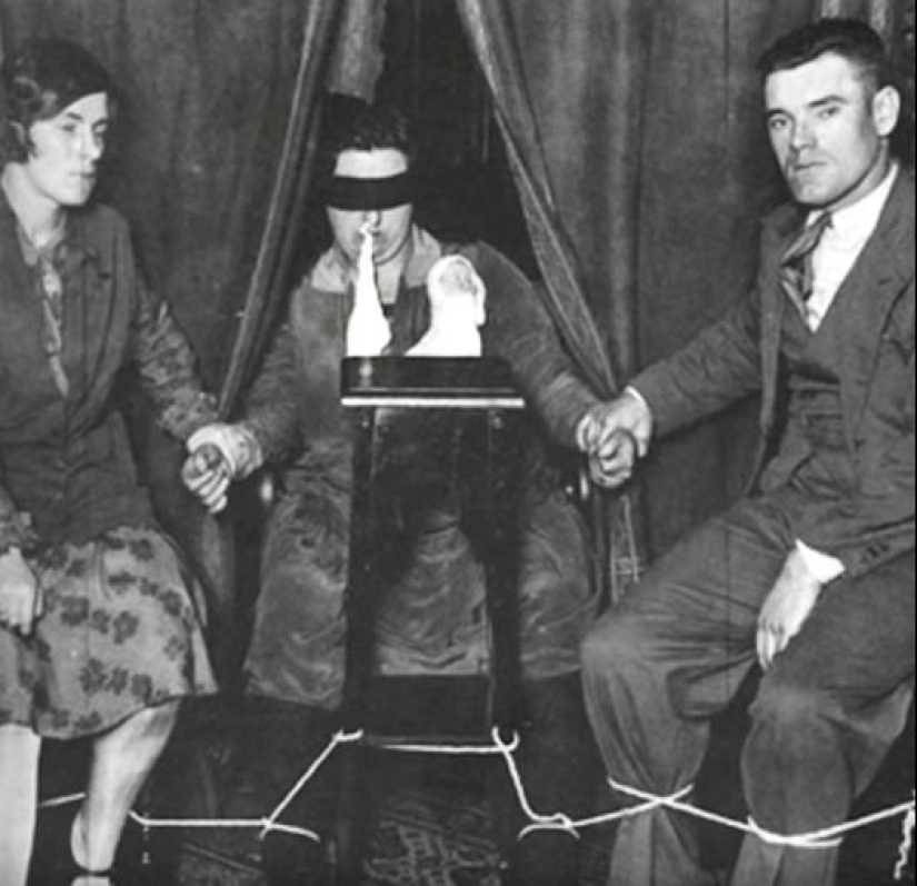 Helen Duncan: What Britain's Last Witch Was Tried For in the Mid-20th Century Helen Duncan: What Britain's Last Witch Was Tried For in the Mid-20th Century