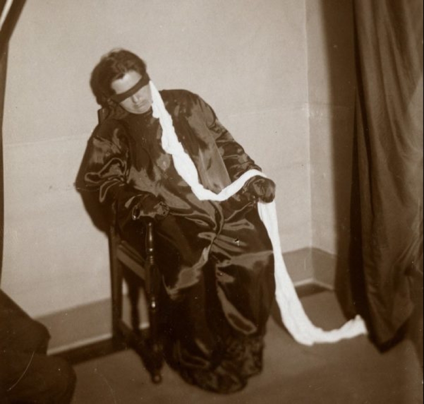 Helen Duncan: What Britain's Last Witch Was Tried For in the Mid-20th Century Helen Duncan: What Britain's Last Witch Was Tried For in the Mid-20th Century