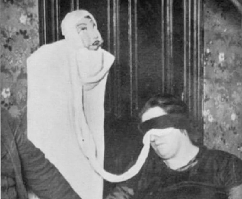 Helen Duncan: What Britain's Last Witch Was Tried For in the Mid-20th Century Helen Duncan: What Britain's Last Witch Was Tried For in the Mid-20th Century