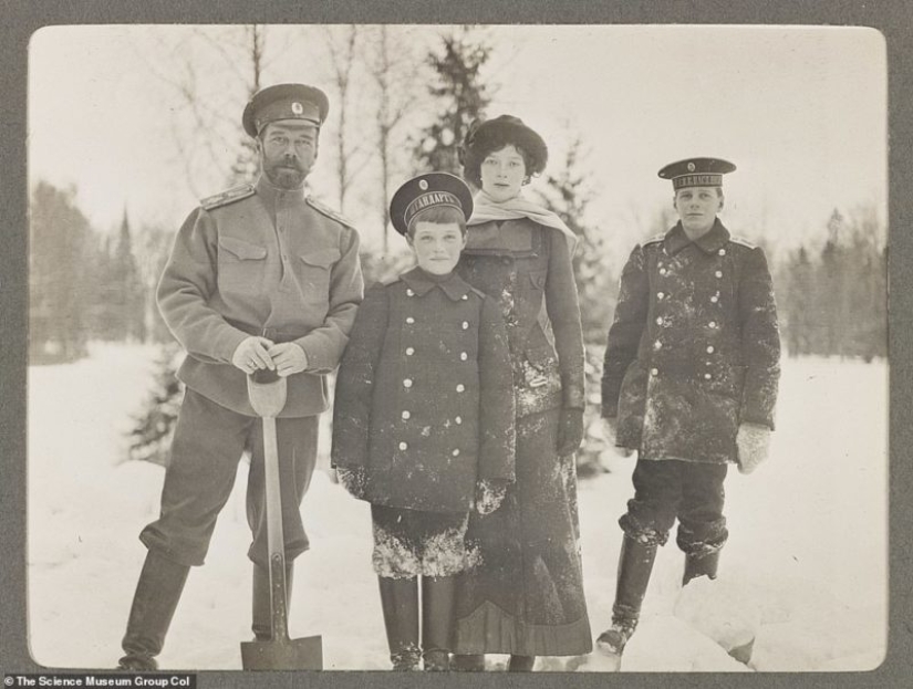 Hiking, hunting, fun games: rare photo captures the everyday life of the Royal family to exile and execution Hiking, hunting, fun games: rare photo captures the everyday life of the Royal family to exile and execution