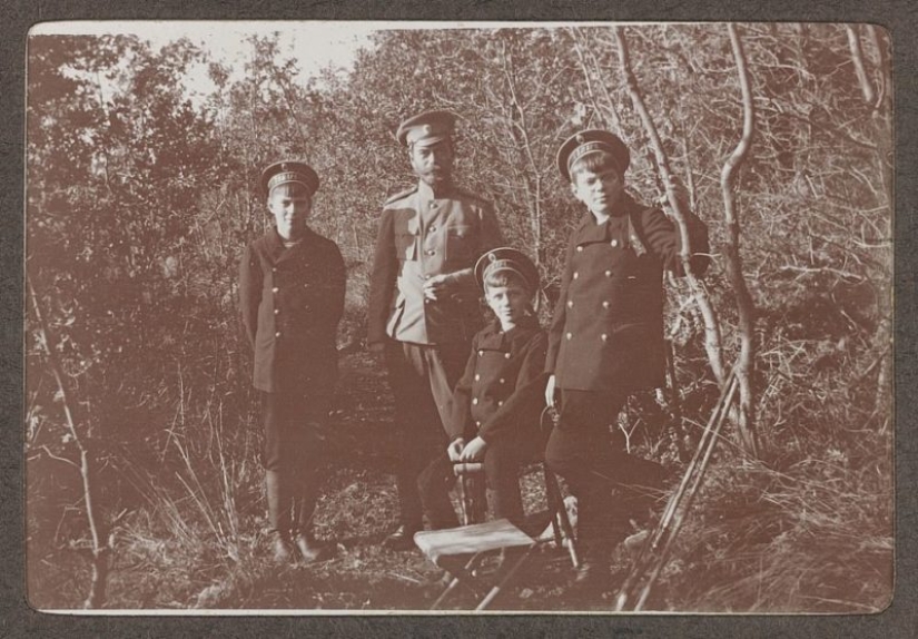 Hiking, hunting, fun games: rare photo captures the everyday life of the Royal family to exile and execution Hiking, hunting, fun games: rare photo captures the everyday life of the Royal family to exile and execution