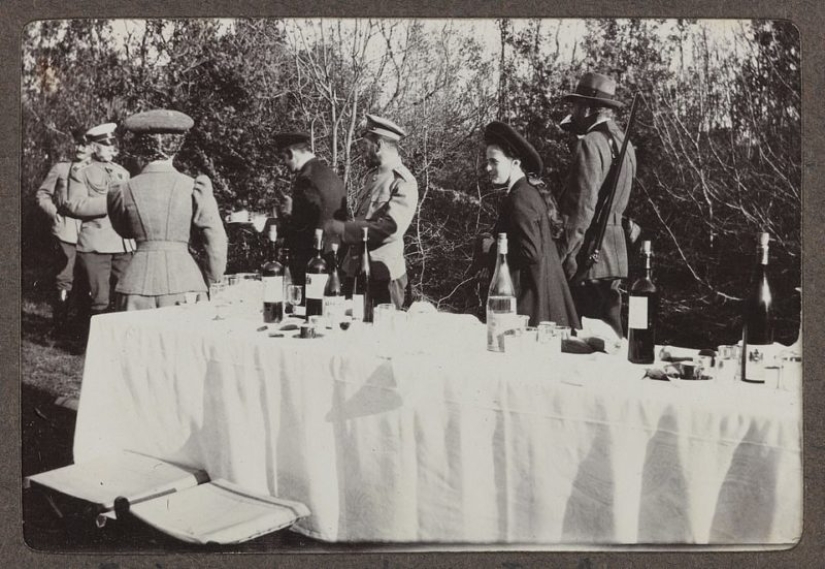 Hiking, hunting, fun games: rare photo captures the everyday life of the Royal family to exile and execution Hiking, hunting, fun games: rare photo captures the everyday life of the Royal family to exile and execution