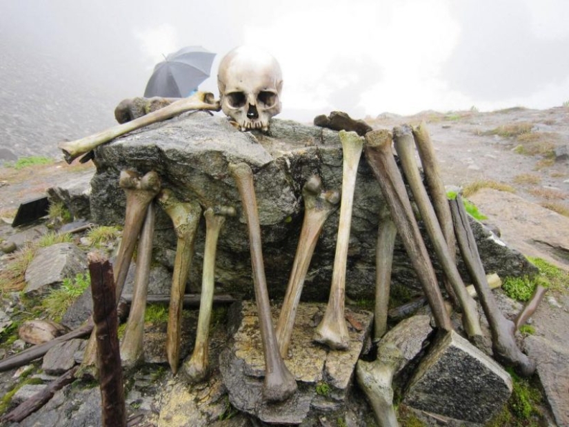 Himalayan Lake Roopkund is a cemetery of 500 people, which keeps its secret Himalayan Lake Roopkund is a cemetery of 500 people, which keeps its secret