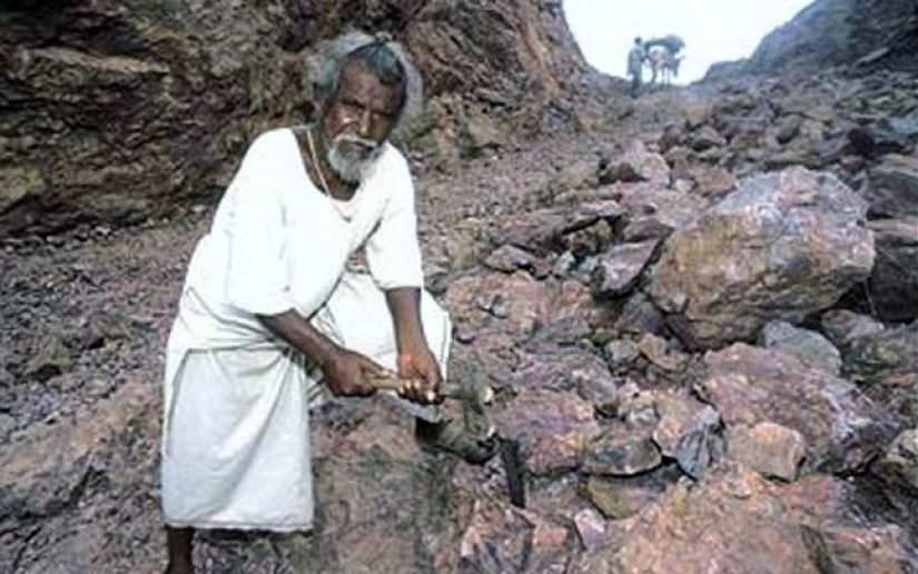 Hindu Dashrath Manjhi - the man who conquered the mountain Hindu Dashrath Manjhi - the man who conquered the mountain