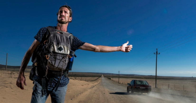 Hitchhiker's guide to the planet: the story of a rebel, traveled the whole world in protest