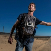 Hitchhiker's guide to the planet: the story of a rebel, traveled the whole world in protest