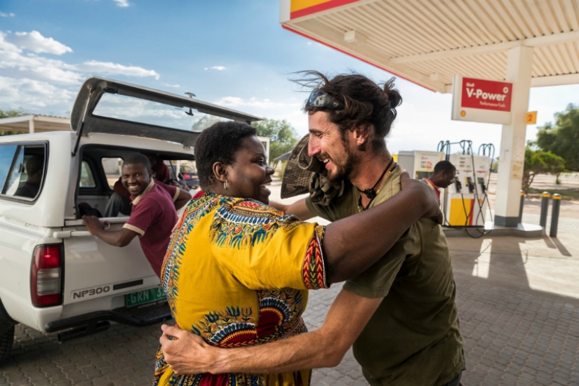 Hitchhiker's guide to the planet: the story of a rebel, traveled the whole world in protest