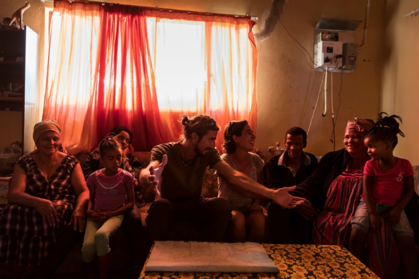 Hitchhiker's guide to the planet: the story of a rebel, traveled the whole world in protest