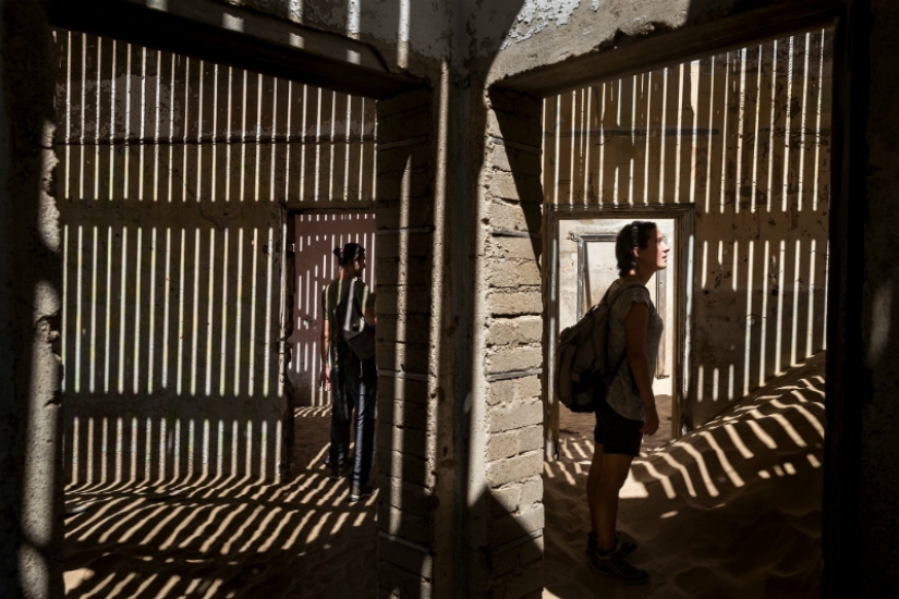 Hitchhiker's guide to the planet: the story of a rebel, traveled the whole world in protest