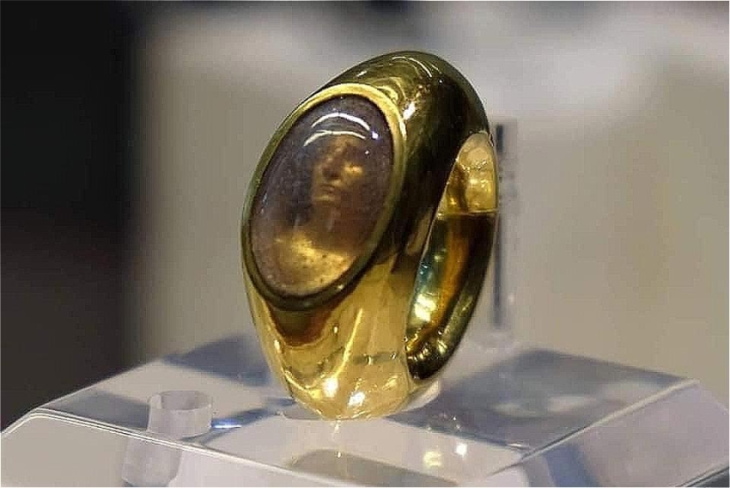 Holographic Carvilio Ring - A Unique Jewelry Masterpiece of Ancient Rome