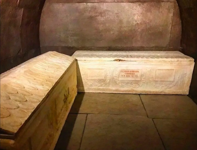 Holographic Carvilio Ring - A Unique Jewelry Masterpiece of Ancient Rome