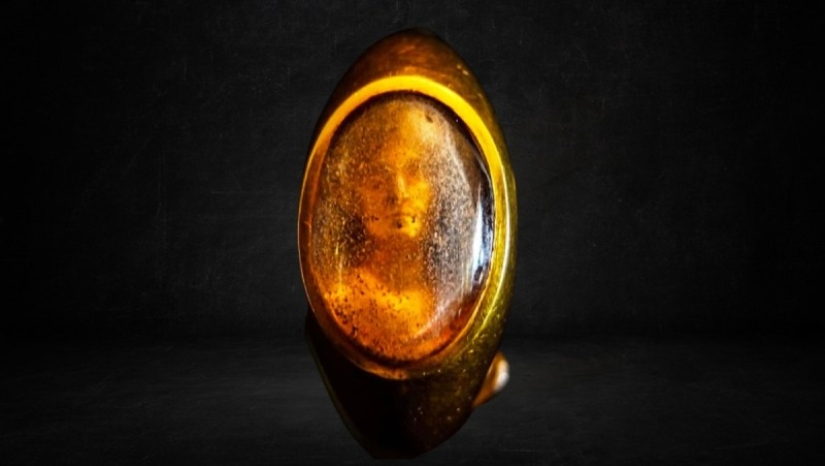 Holographic Carvilio Ring - A Unique Jewelry Masterpiece of Ancient Rome