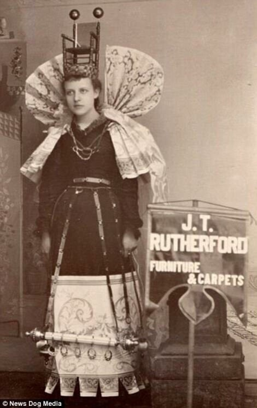 Horseshoes, Spoons and Light Bulbs: The Wildest Costumes of Advertisers of the Past Horseshoes, Spoons and Light Bulbs: The Wildest Costumes of Advertisers of the Past