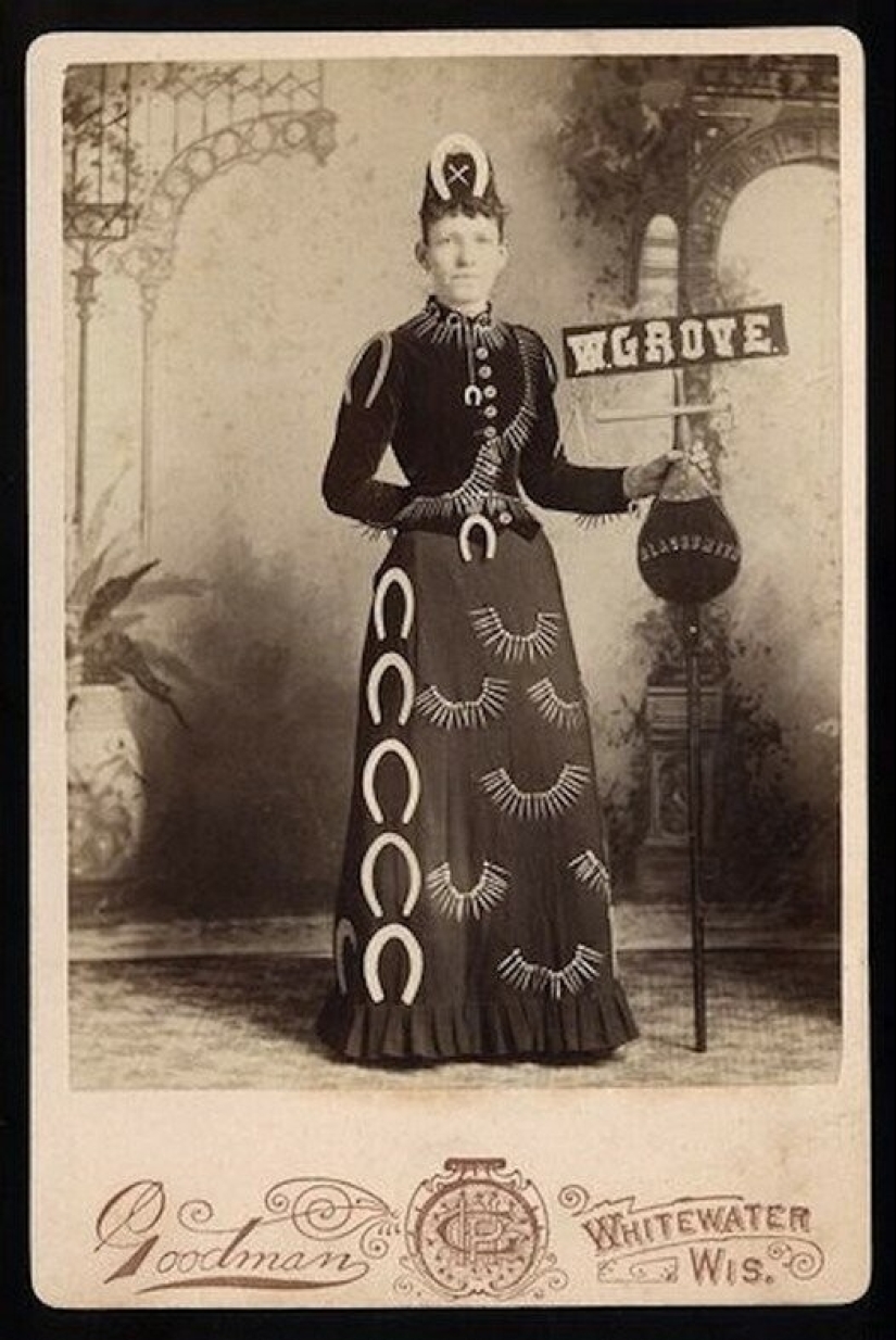 Horseshoes, Spoons and Light Bulbs: The Wildest Costumes of Advertisers of the Past Horseshoes, Spoons and Light Bulbs: The Wildest Costumes of Advertisers of the Past