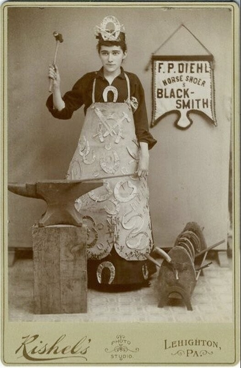 Horseshoes, Spoons and Light Bulbs: The Wildest Costumes of Advertisers of the Past Horseshoes, Spoons and Light Bulbs: The Wildest Costumes of Advertisers of the Past