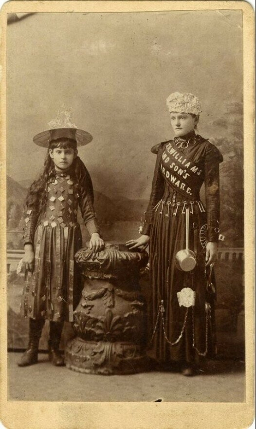 Horseshoes, Spoons and Light Bulbs: The Wildest Costumes of Advertisers of the Past Horseshoes, Spoons and Light Bulbs: The Wildest Costumes of Advertisers of the Past