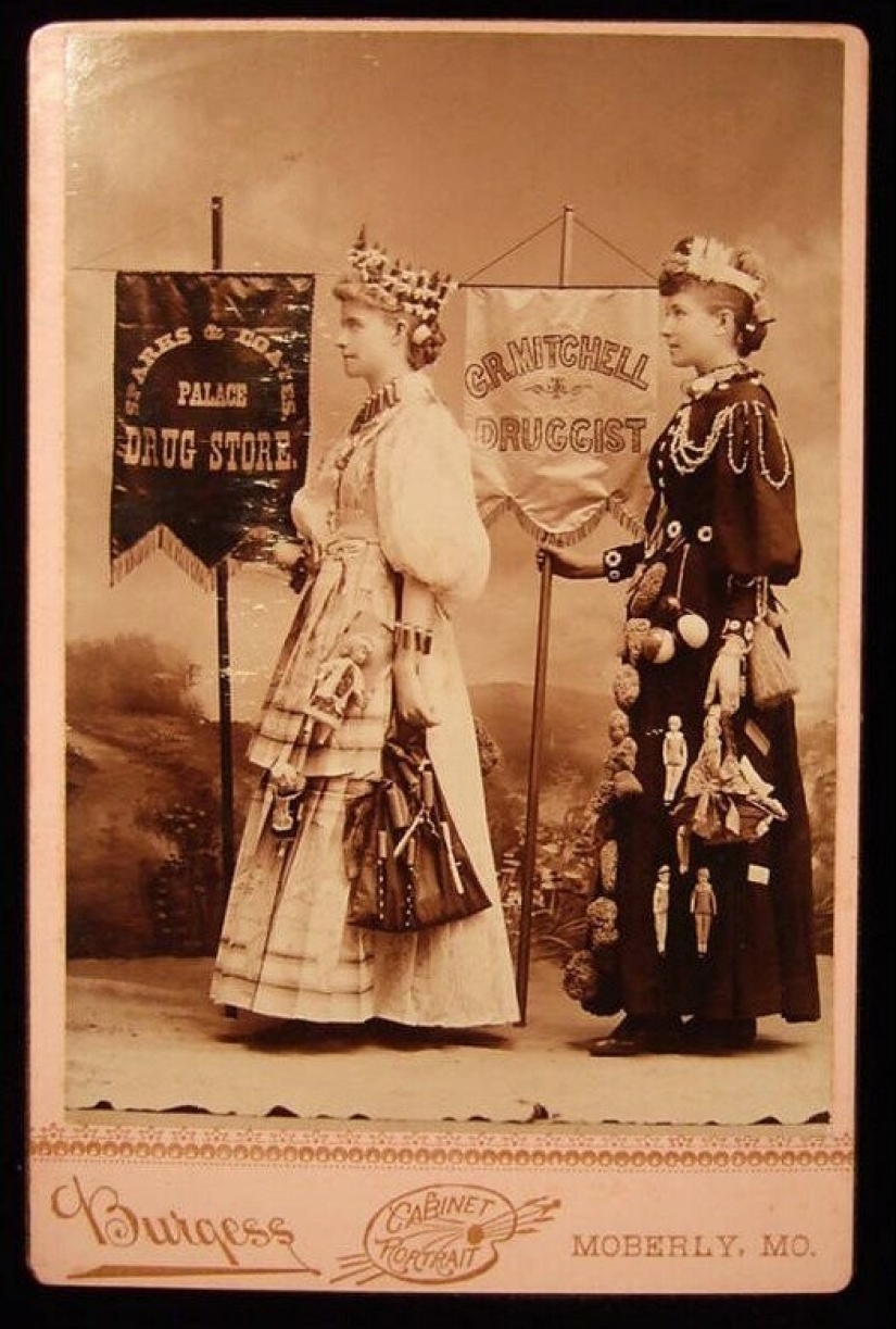 Horseshoes, Spoons and Light Bulbs: The Wildest Costumes of Advertisers of the Past Horseshoes, Spoons and Light Bulbs: The Wildest Costumes of Advertisers of the Past