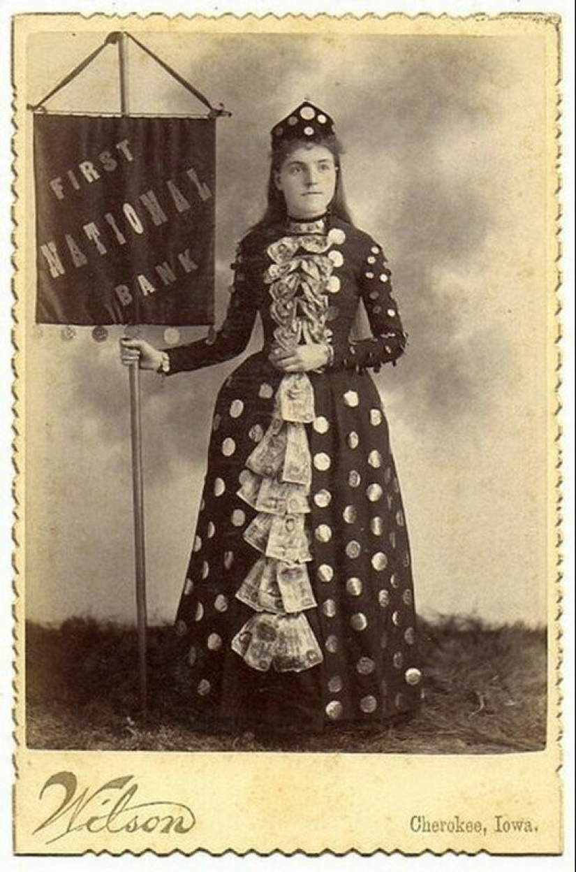 Horseshoes, Spoons and Light Bulbs: The Wildest Costumes of Advertisers of the Past Horseshoes, Spoons and Light Bulbs: The Wildest Costumes of Advertisers of the Past