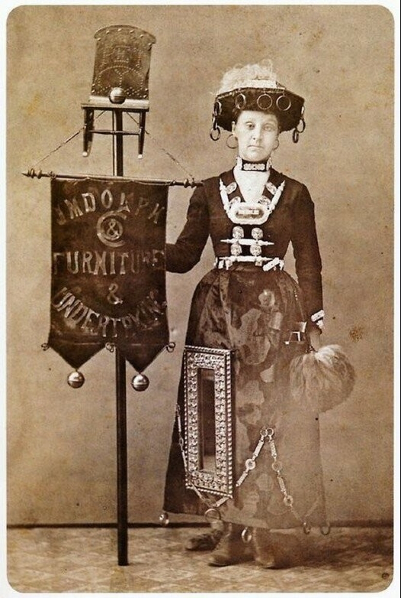 Horseshoes, Spoons and Light Bulbs: The Wildest Costumes of Advertisers of the Past Horseshoes, Spoons and Light Bulbs: The Wildest Costumes of Advertisers of the Past