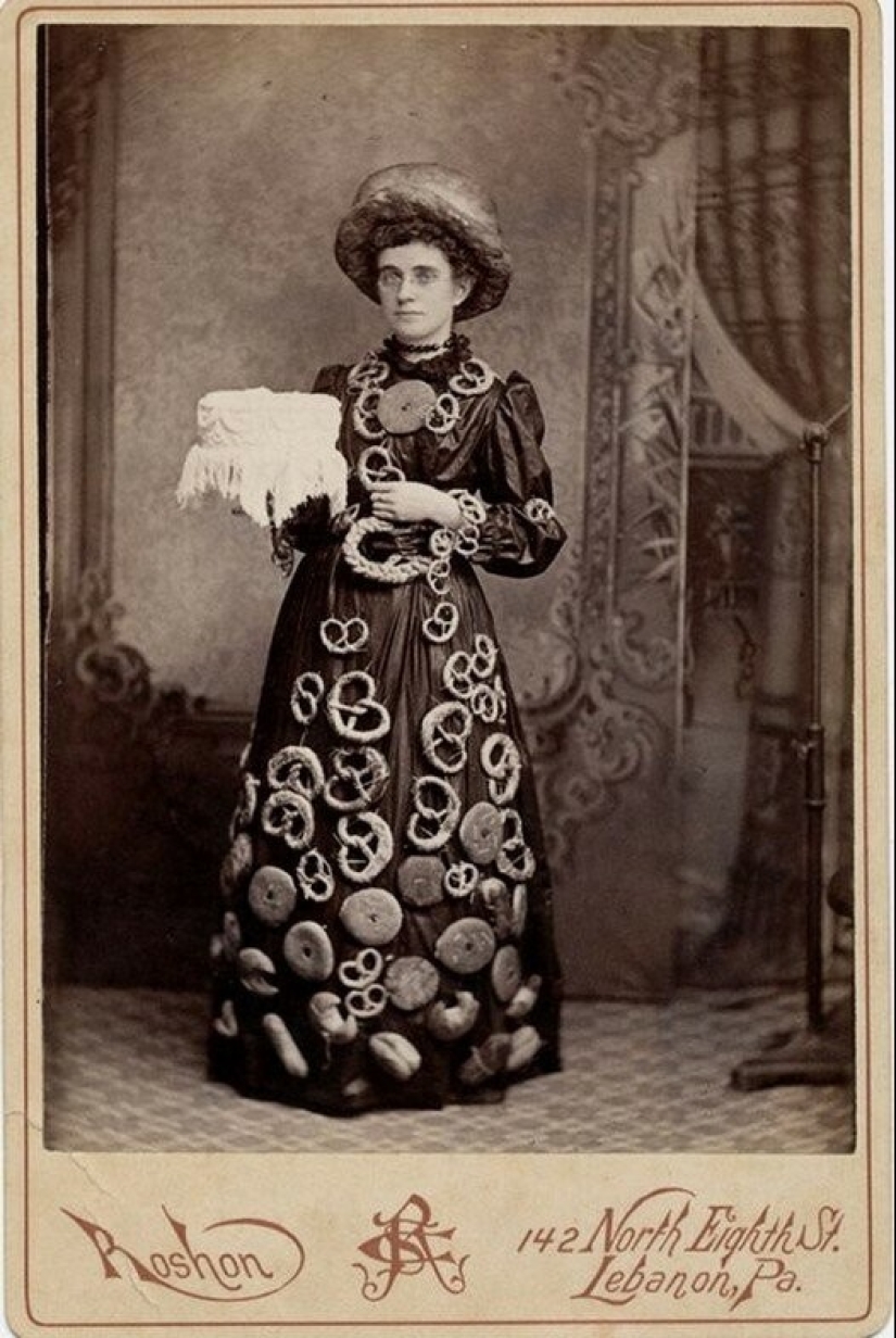 Horseshoes, Spoons and Light Bulbs: The Wildest Costumes of Advertisers of the Past Horseshoes, Spoons and Light Bulbs: The Wildest Costumes of Advertisers of the Past