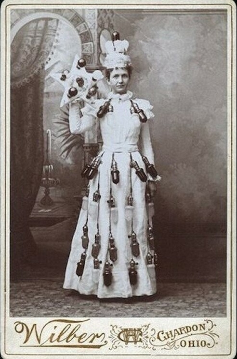 Horseshoes, Spoons and Light Bulbs: The Wildest Costumes of Advertisers of the Past Horseshoes, Spoons and Light Bulbs: The Wildest Costumes of Advertisers of the Past