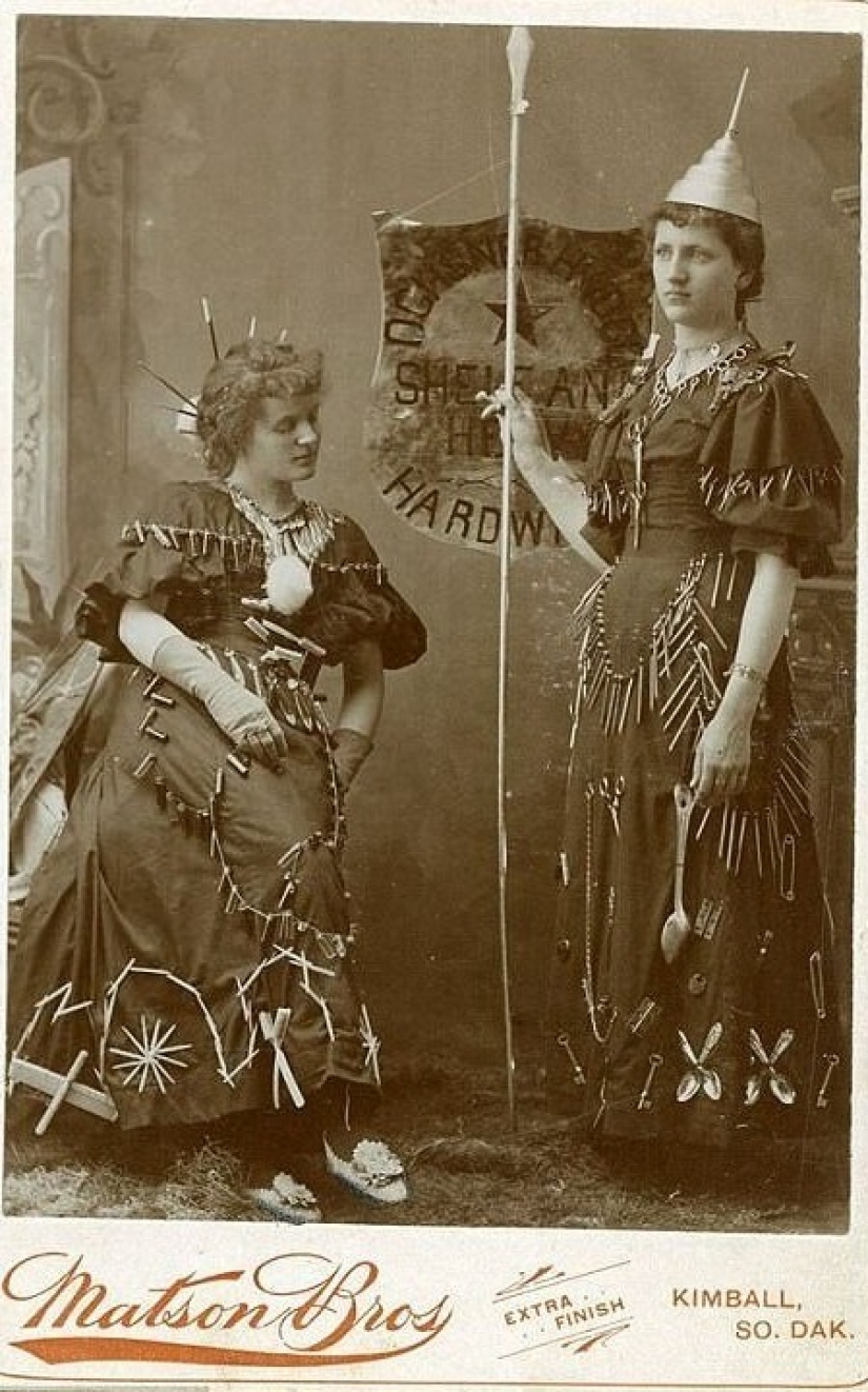 Horseshoes, Spoons and Light Bulbs: The Wildest Costumes of Advertisers of the Past Horseshoes, Spoons and Light Bulbs: The Wildest Costumes of Advertisers of the Past