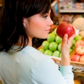 How are apples processed for long-term storage and how not to get poisoned with them