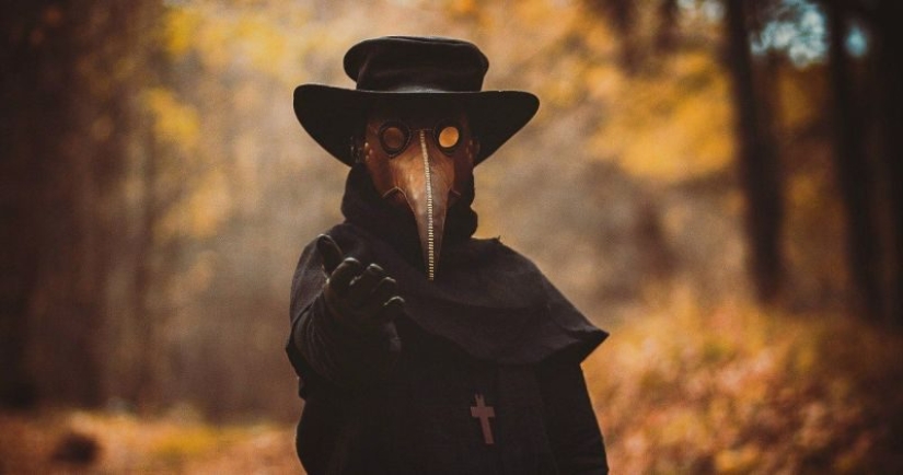 How did the costume of the plague doctor and why he looks so weird