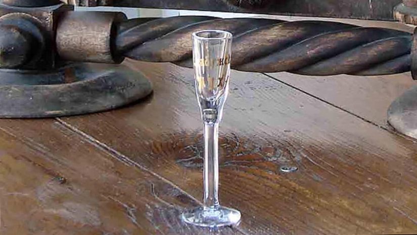 How did the expression "Hold a candle" appear in Russia and why is it not only Russian