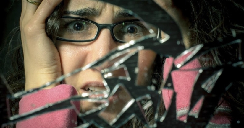 How did the superstition about broken mirrors appear and why did it turn out to be so tenacious