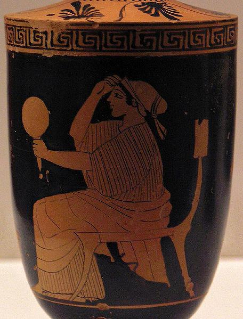 How did the superstition about broken mirrors appear and why did it turn out to be so tenacious