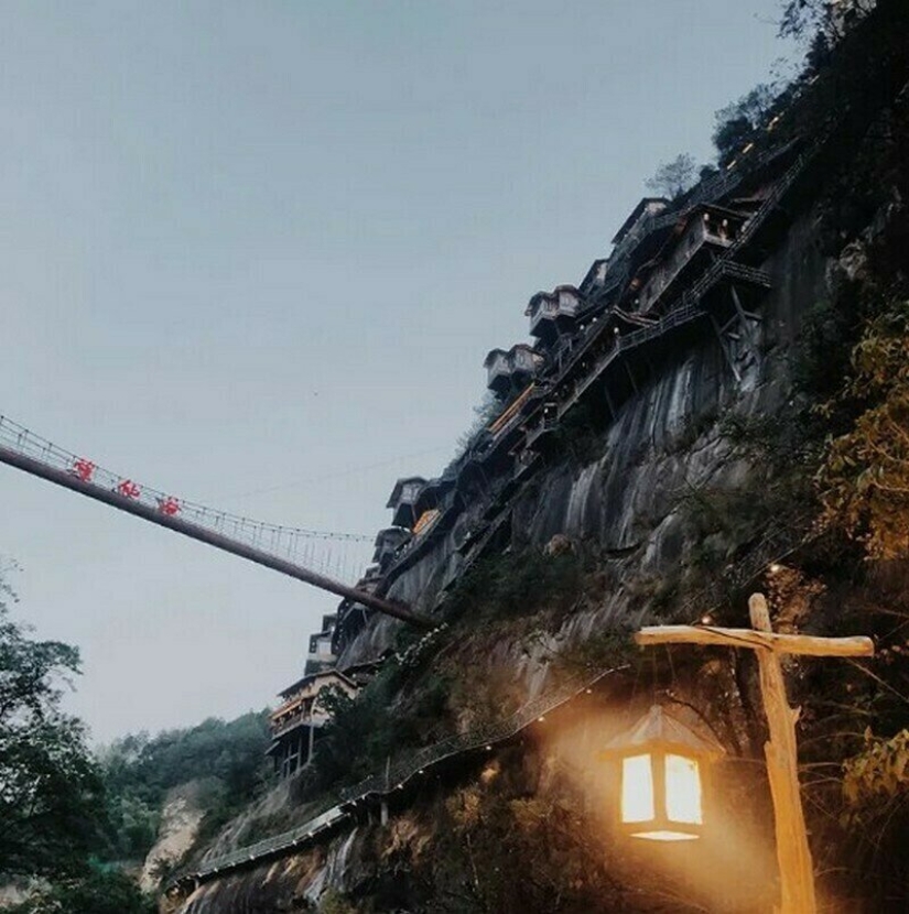 How did the “vertical” Chinese village of Wangxian appear and who lives in it?