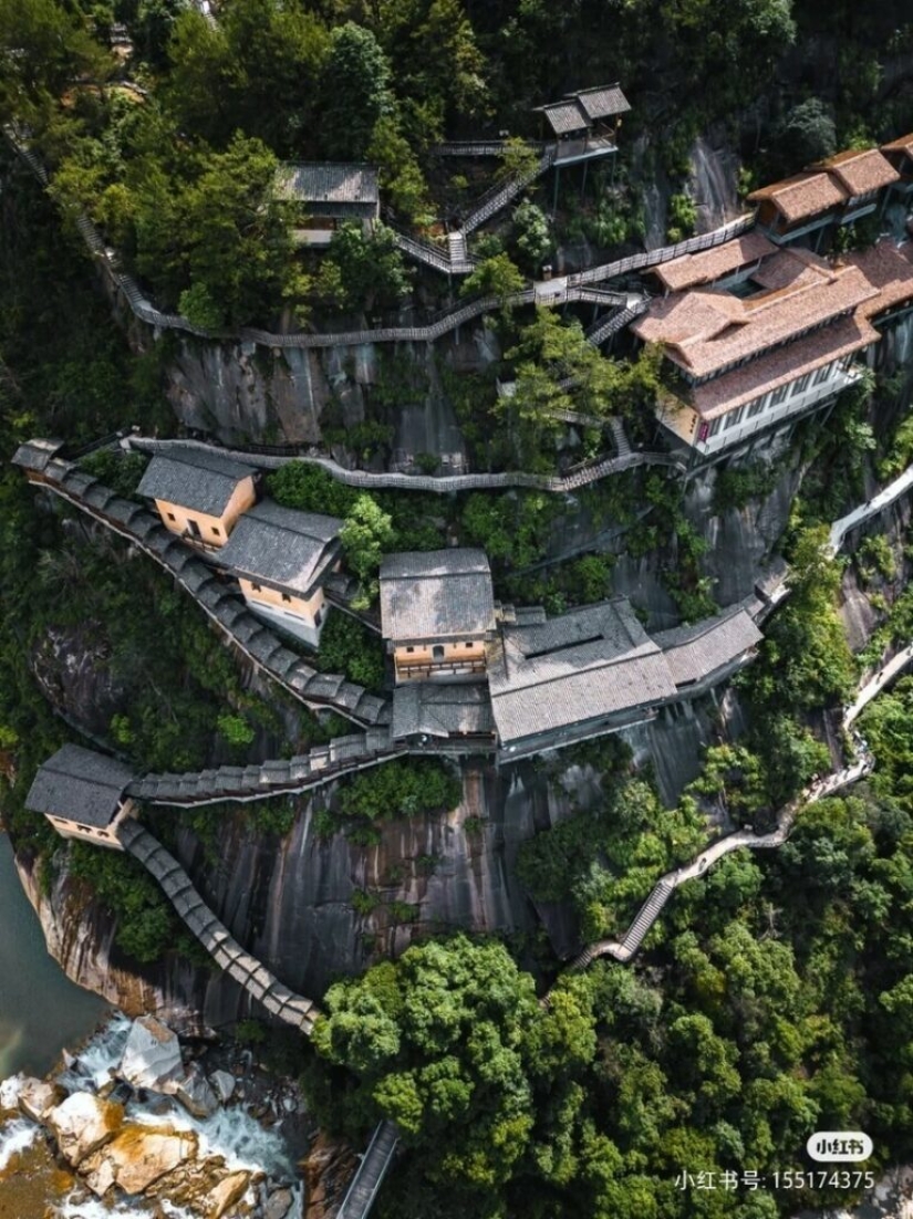 How did the “vertical” Chinese village of Wangxian appear and who lives in it?
