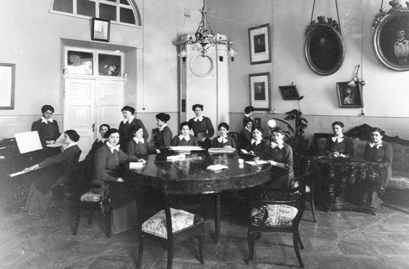 How did the young ladies from the institutes of noble maidens really live