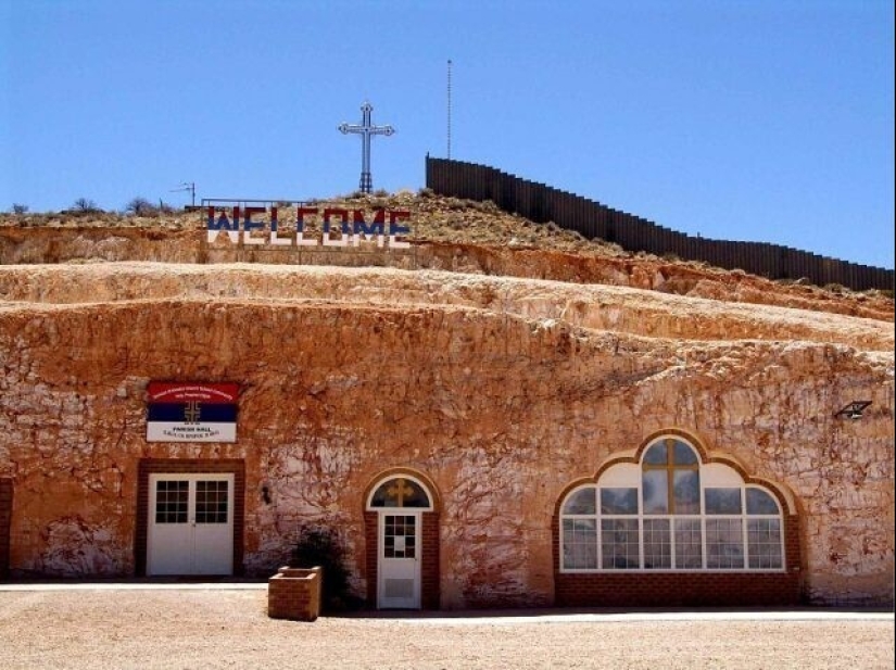 How do the inhabitants of Coober Pedy live, the city under the ground, which you definitely saw in the movies How do the inhabitants of Coober Pedy live, the city under the ground, which you definitely saw in the movies